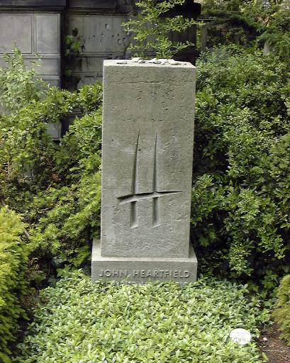 Grab von John Heartfield auf dem Dorotheenstädtischen Friedhof in Berlin